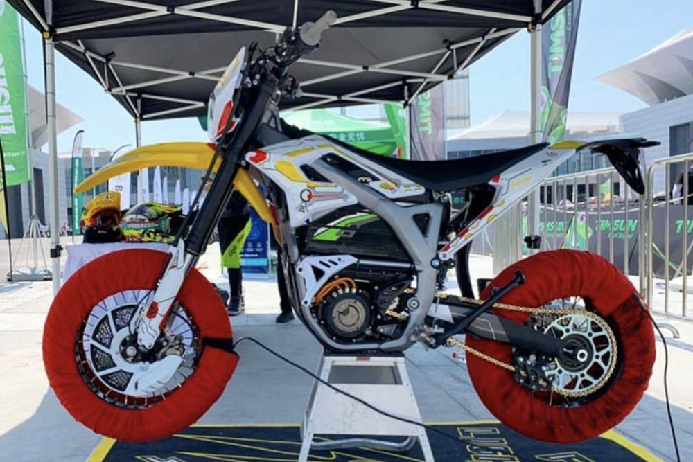 Sur-Ron Storm SM on Display for the First Time!⚡️ - We are excited to announce these fantastic new images of the Sur-Ron Storm SM Bike. 🏍 The Storm is due in September 2020, with pricing TBA. Find out more on our blog: surron.co.uk/blogs/news/sur… #surron #surronstorm #storm