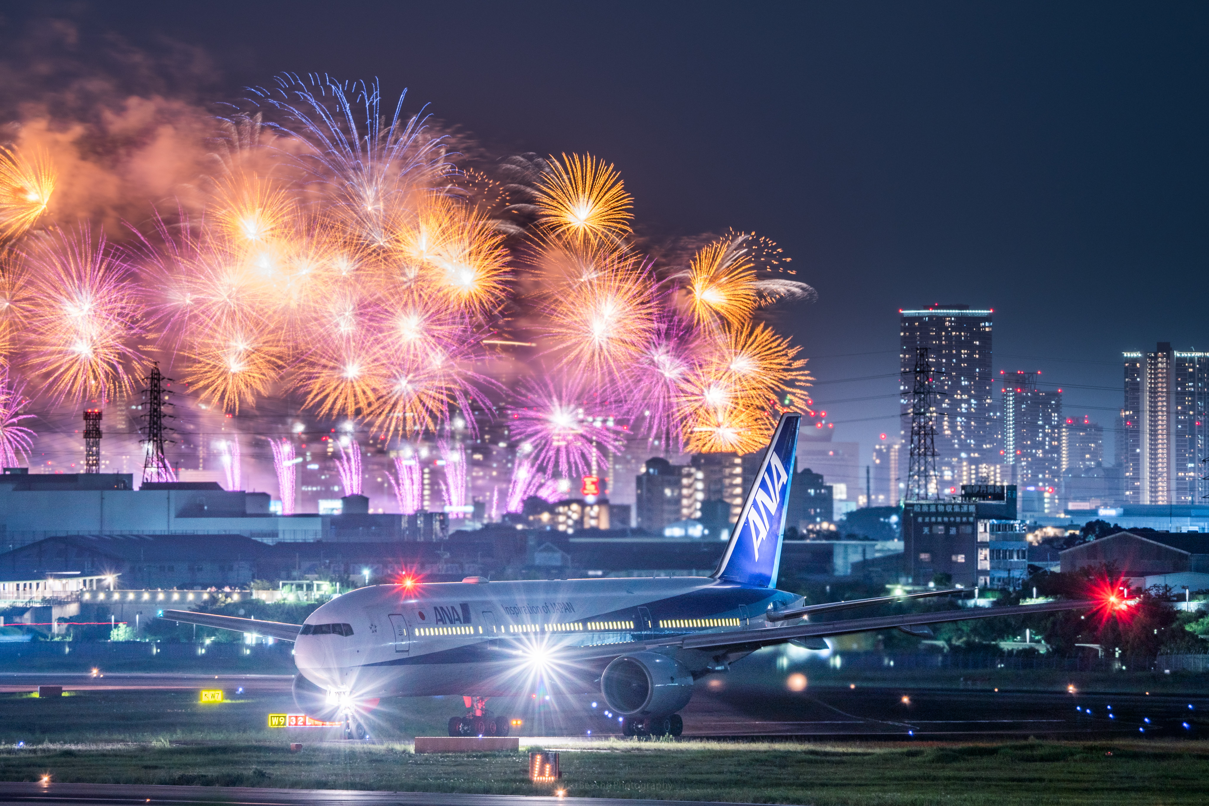 Twitter 上的 別所隆弘 Takahiro Bessho 今年は超望遠飛行機花火が撮れなさそうなので 過去の写真まとめておきます みてやってください いろいろ考えてたのは来年に 一枚撮り 超望遠花火 飛行機 T Co Kqo87jr6ff Twitter