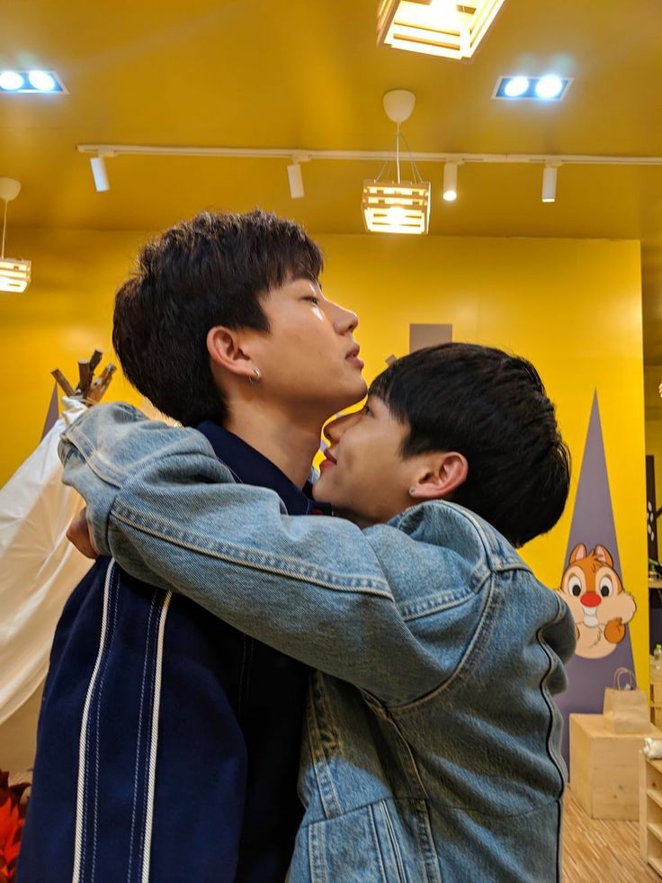 Amyshuffa's tweet photo. YALL THESE FOUR ARE DATING PERIODT.

KAOEARTH❤
OFFGUN💕
MAXTUL💓
KRISTSINGTO💖

#KaoEarth 
#KAOEARTHISREAL 
#MaxTul 
#KristSingto 
#OffGun https://t.co/wIoLSWSsmp
