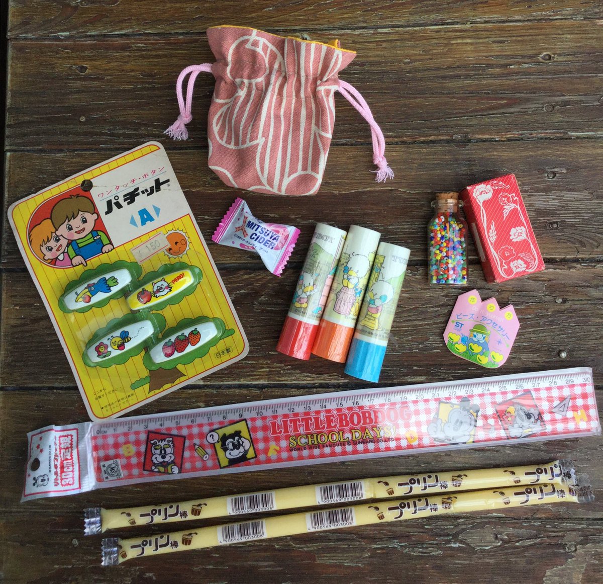 雑貨奥様 富士松駅 近くの ホビーショップスズキ さんは 模型以外にも文具と駄菓子も販売しています 今回の買い物です ファンシー系文具に ミニ冊子付きのビーズ小瓶など 駄菓子 プリン棒 は興味津々 お店のおばぁちゃんお手製飴入り巾着も
