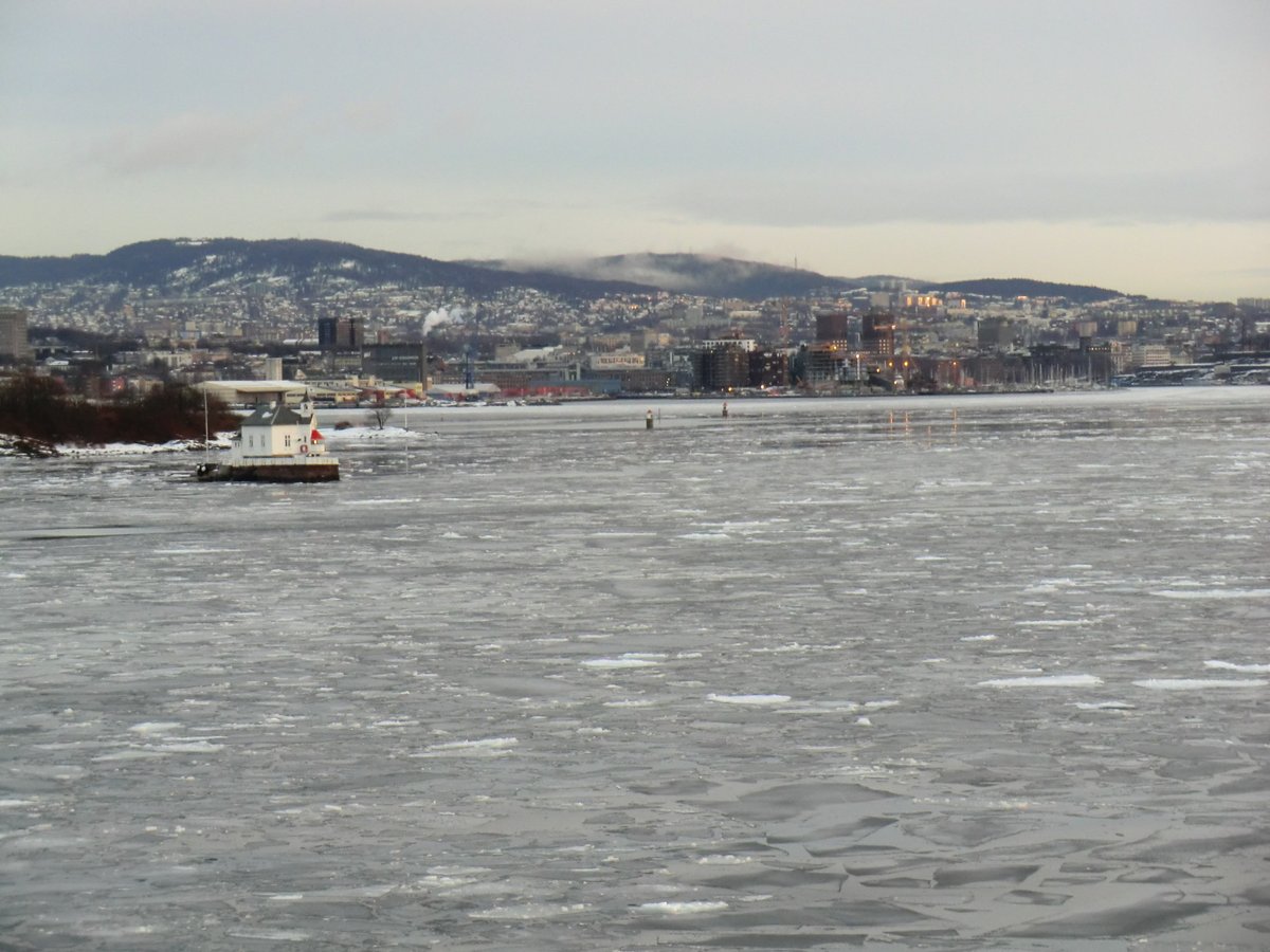 _martin_rdz_'s tweet photo. #ThrowbackThursday 03 Feb 2011: my first time traveling through #seaice while approaching #Oslo. Very thin ice, but good old @deutschemarine #F209 wasn't built to break ice anyways. https://t.co/brfDnptXoz