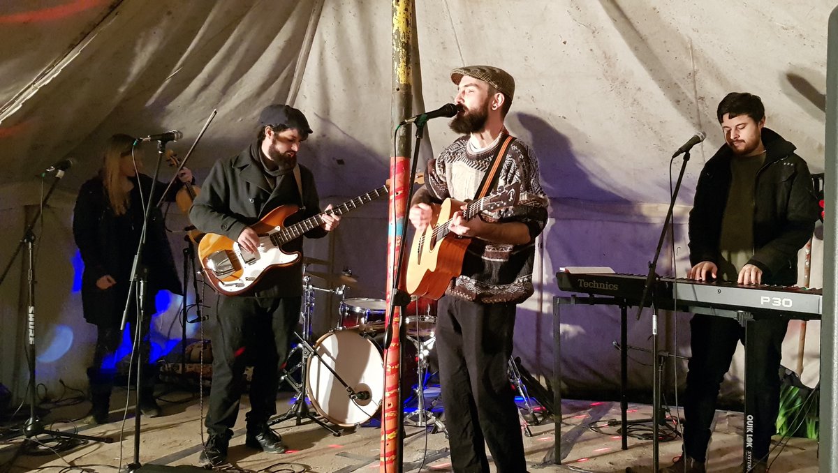 TheOldFarmBus1's tweet image. Throwback to the Christmas market which was absolutely booming. especially jigging along to @Benjaminziecandtherarebreeds 

 #Theoldfarmbus  #rhythmicalmike #diyconversion #buskingsession #buslife #busconversion #craftsonthebus  #craftfair #handmaderevolution #livemusic