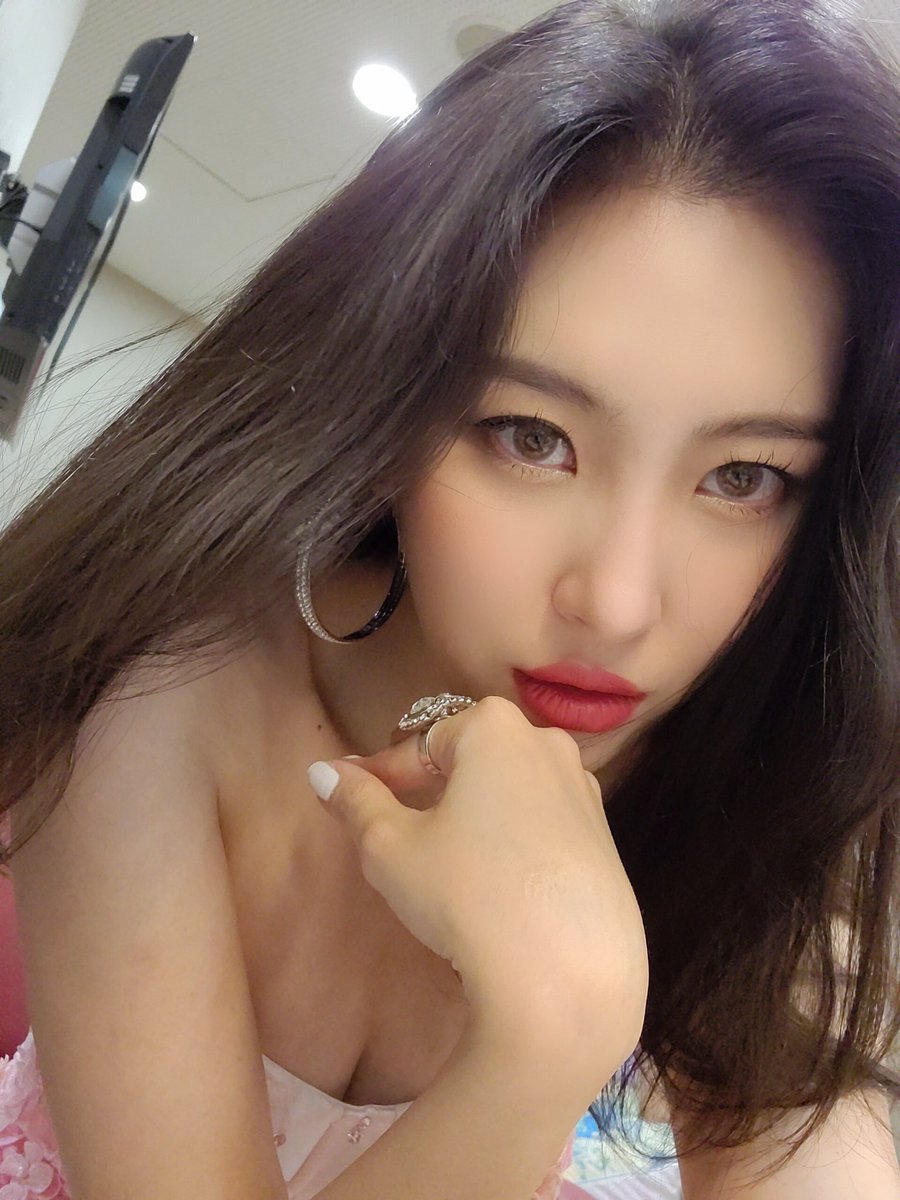 official_sunmi_'s tweet photo. [#MIYAPIC📸]

미야네를 만날 수는 없지만ㅠㅠ 멀리서도 잘 들리는 미야네의 응원소리를 들으며 '보라빛 밤' 첫방송을 무사히 마쳤습니다💜 앞으로의 무대도 기대 많이 해주실거죠?!🤗 오늘 밤도 미야네가 있어서 선미는 행복한 뽀라삐빰🤟

#선미 #SUNMI
#보라빛밤 #pporappippam
#보라빛밤에_선미랑 https://t.co/jSpGnIqL1d