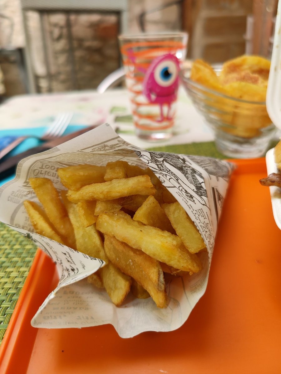 Virginiedu01's tweet photo. Premier hamburger au restaurant depuis le deconfinement. Burger au bleu de Bresse frites et chips maison 👍👍👍 Ils ne servent plus à l'assiette. Mais toujours aussi bon. #CosyCook 👏 C'est meilleur qu'au #DoMac pensées pour @bernard_montiel 😆😆😆 https://t.co/1QN32I9SFI