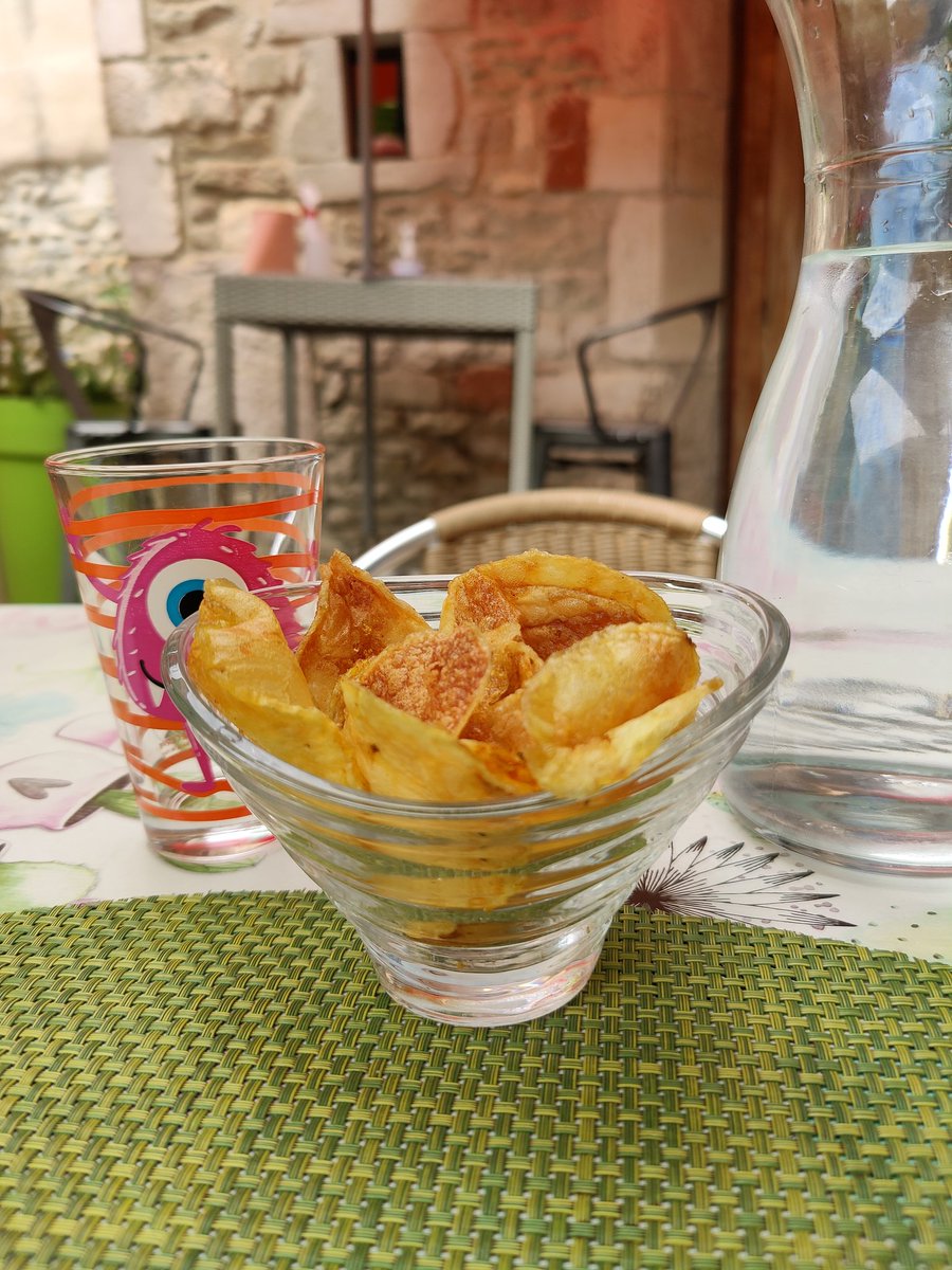 Virginiedu01's tweet photo. Premier hamburger au restaurant depuis le deconfinement. Burger au bleu de Bresse frites et chips maison 👍👍👍 Ils ne servent plus à l'assiette. Mais toujours aussi bon. #CosyCook 👏 C'est meilleur qu'au #DoMac pensées pour @bernard_montiel 😆😆😆 https://t.co/1QN32I9SFI
