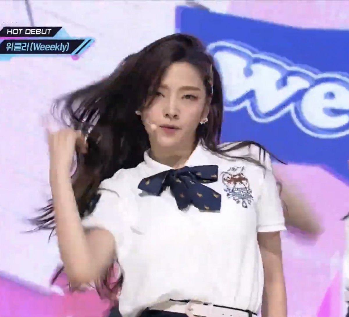 luvweeekly's tweet photo. The way Soeun’s face went 
from this                                 to this

#Weeekly #Soeun https://t.co/idY90AXwHT