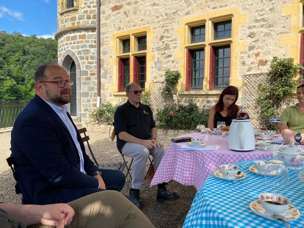 HRoffat's tweet photo. Conférence de #presse #aperoconcert #chateaudelaroche programmation toujours très éclectique, riche, variée, festive, intimiste...tous les vendredis de l’été sur les berges du château.Concerts très attendus veillez à réserver 15 jours avant chaque concert: https://t.co/PmEOV7PSqX https://t.co/AHGM2pcPGl