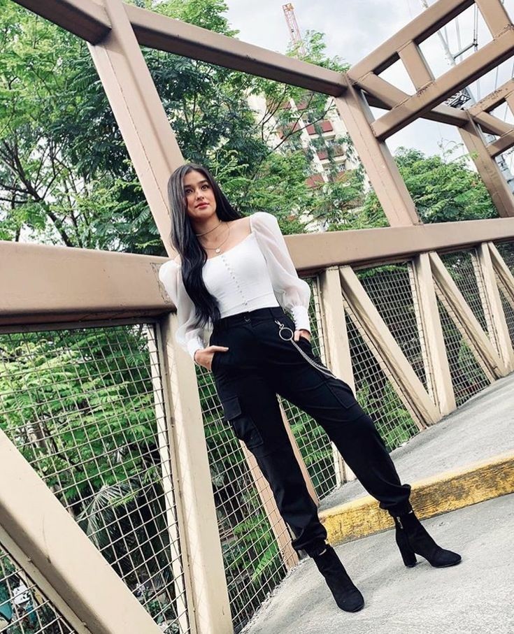 since liza's bias in bp is lisa, i decided to make a thread Liza Soberano ( @lizasoberano) and Lalisa Manoban as each other A thread;