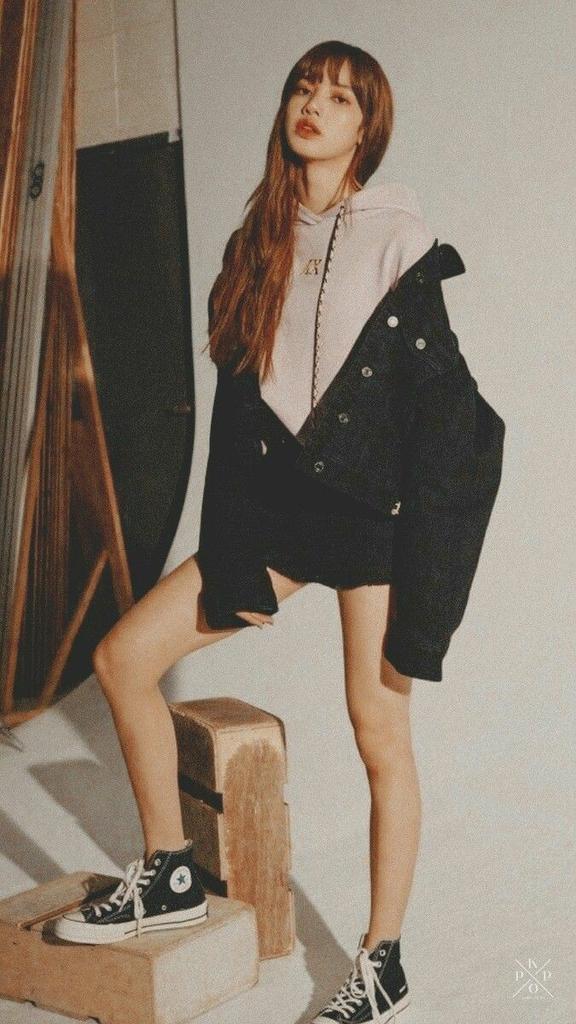 since liza's bias in bp is lisa, i decided to make a thread Liza Soberano ( @lizasoberano) and Lalisa Manoban as each other A thread;