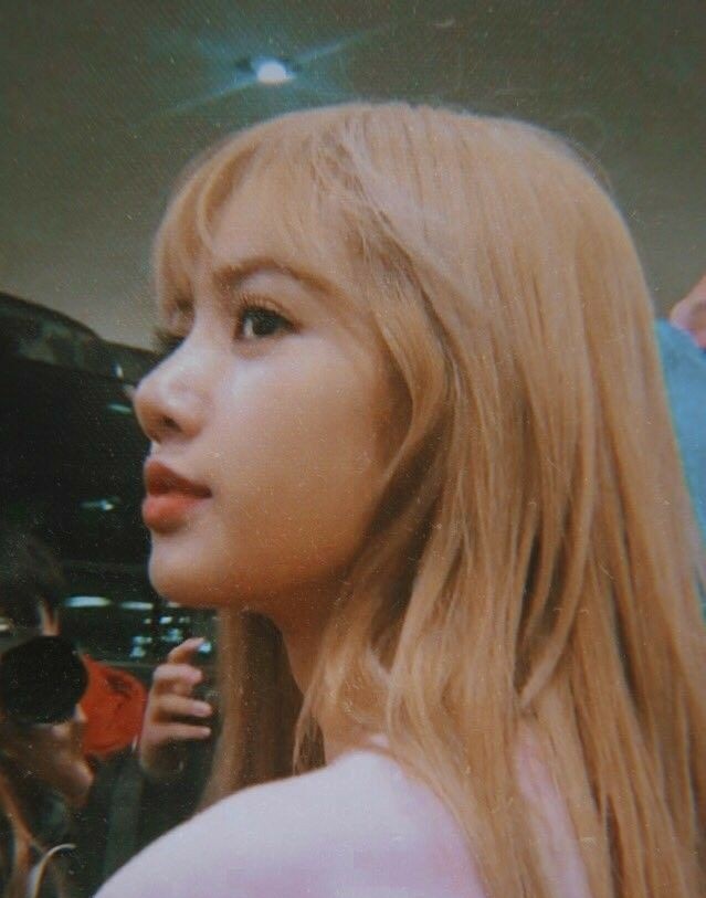 since liza's bias in bp is lisa, i decided to make a thread Liza Soberano ( @lizasoberano) and Lalisa Manoban as each other A thread;