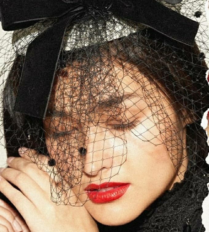 since liza's bias in bp is lisa, i decided to make a thread Liza Soberano ( @lizasoberano) and Lalisa Manoban as each other A thread;