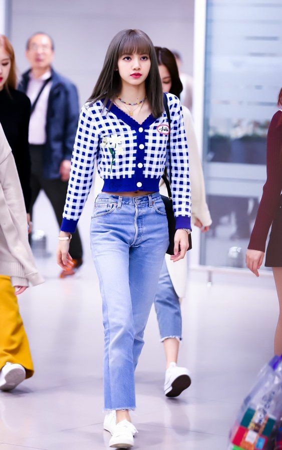 since liza's bias in bp is lisa, i decided to make a thread Liza Soberano ( @lizasoberano) and Lalisa Manoban as each other A thread;