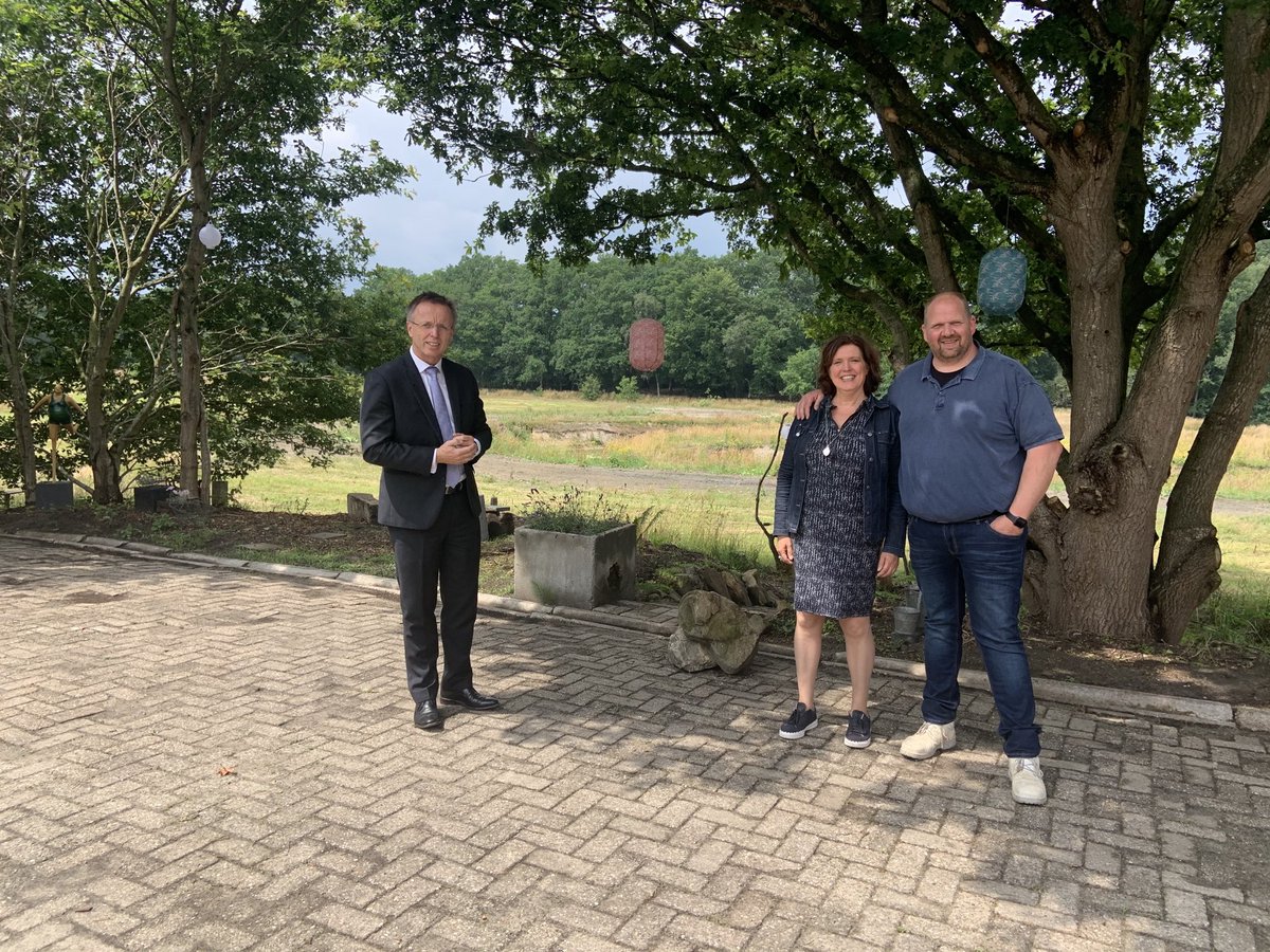 Op de koffie bij de slager. ⁦<a href="/dewoestegrond/">De Woeste Grond</a>⁩, die niet alleen ‘meukvrij’ vlees maakt, maar ook de oude melkfabriek van Laude vrij van meuk maakt. Nadat hun bedrijf in Musselkanaal afbrandde, werken ze hier aan een mooie toekomst. #natuurslagerij