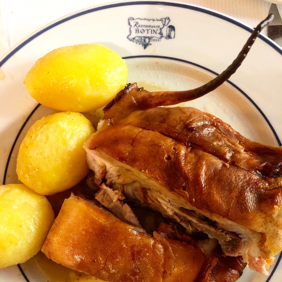 Hay que aprovechar para ir al centro de #Madrid y disfrutar en sus Restaurantes Centenarios. Las gambas al ajillo de #LaCasadelAbuelo y el mítico Cochinillo de #Botín