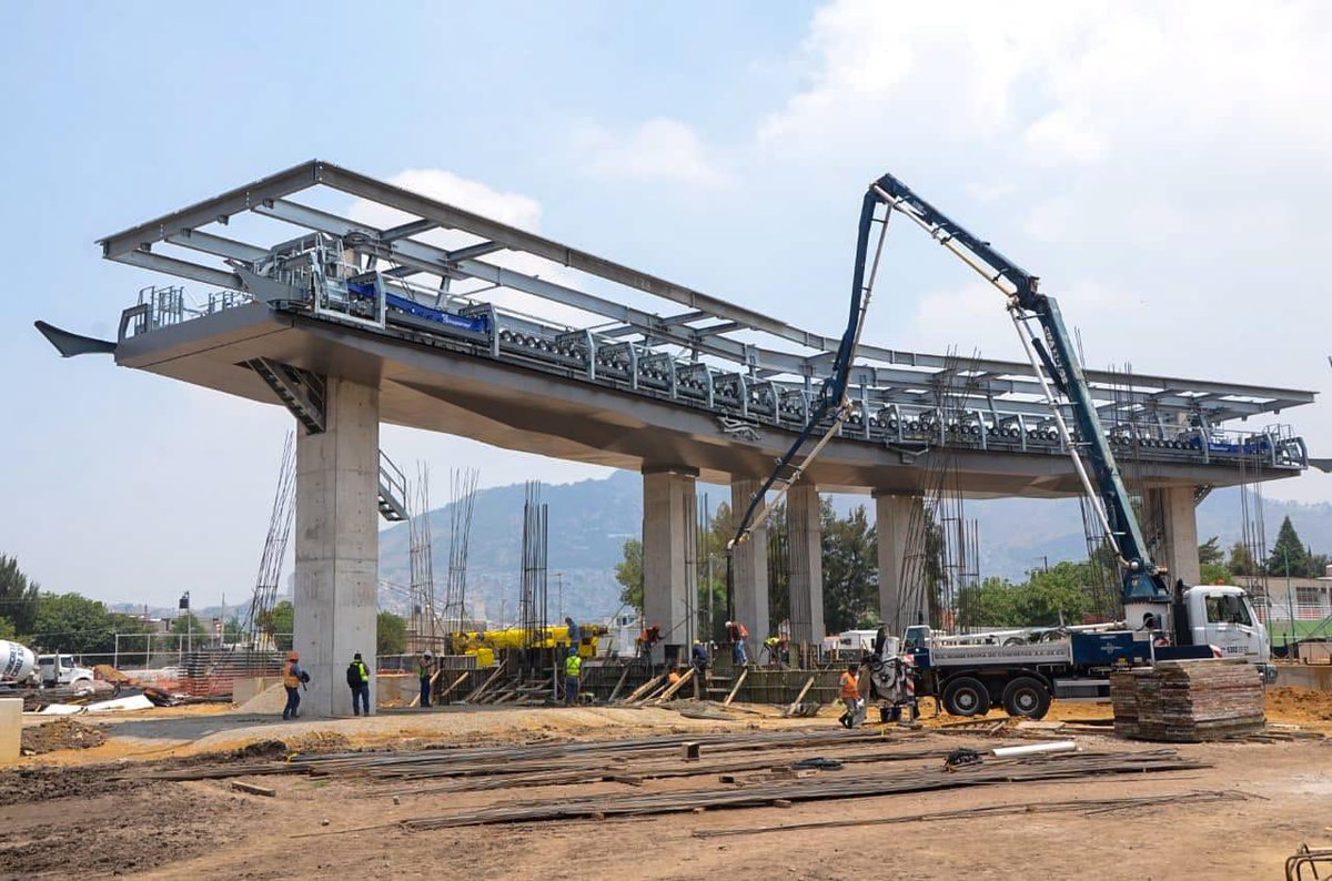 Claudiashein's tweet photo. Cablebús es el nuevo sistema de transporte público que une la periferia con el centro. Un transporte sustentable que disminuye desigualdades sociales. #CiudadInnovadorayDeDerechos Hoy hicimos visita de obra a la línea 1 que tiene 75% de avance. De Cuautepec a Indios Verdes https://t.co/m2WbeWjZks