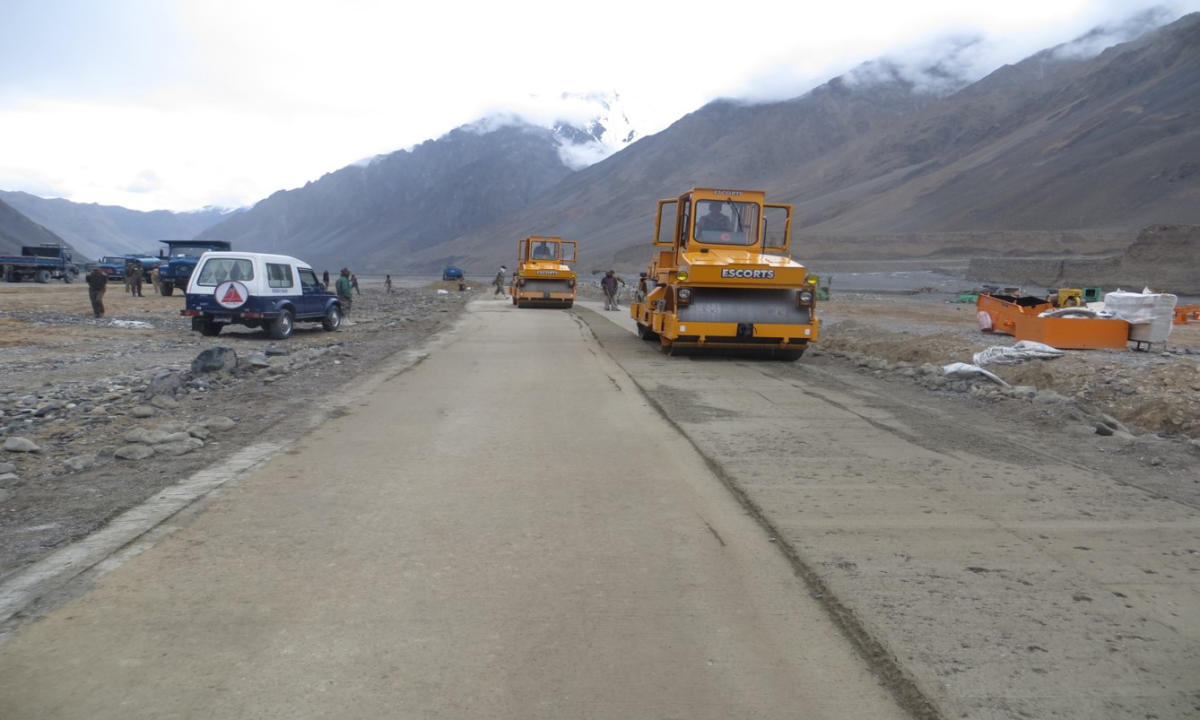 9) The BRO Himank team has constructed the world's HIGHEST motorable road, 86 km in length, connecting Chisumle and Demchok villages in south East Ladakh. The road, at the height of 19,300 feet is a big threat to China at Sindhu river basin. 62 such vital roads being built!