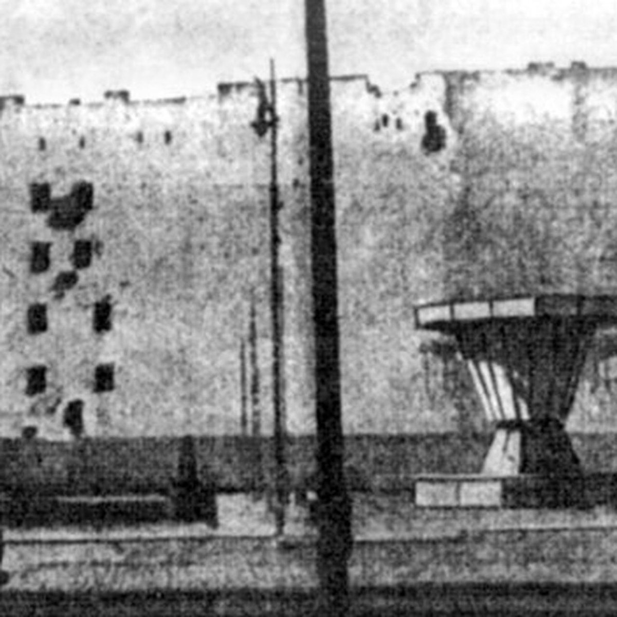 I want to draw attention to the dynamics of Krasinski Square which neighboured the Ghetto. In '43 as the uprising raged, a funfair played in the square. Memorialised in Wajda’s ‘A Generation’ which also showed Polish solidarity resistance, these images, this alienation haunts me.