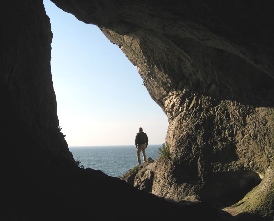 In 1823, scientists excavating mammoth remains in Paviland Cave, Gower made an intriguing find: a partial human skeleton covered in red ochre, accompanied by periwinkle shells and carved ivory.What they'd discovered changed everything.The cradle of modern humanity.THREAD 