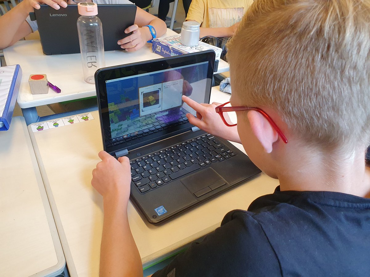 Na de rekenles met Minecraft van vorige week mocht ik vandaag een voorbeeld van een taalles (stellen) in Minecraft demonstreren bij #Microsoft #Showcaseschool de Korenbloem in Putten <a href="/PlayCraftLearn/">Minecraft Education</a> <a href="/MicrosoftEDU/">Microsoft Education</a>