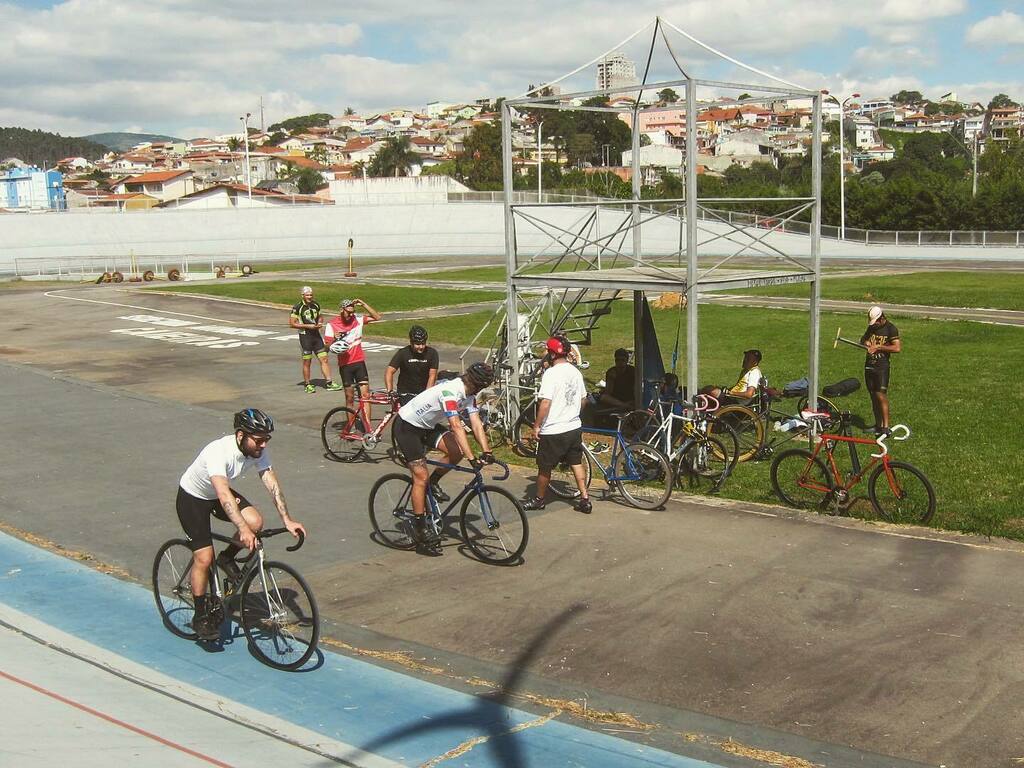 daemoncycling's tweet photo. #tbt 2014, dia menorável com treino coletivo #fixedbeercrew antes do @criteriofixed do Maracanã
.
#daemoncycling #fixedgear #fixedgearbrasil #fixedgearsp #criteriofixed #oldschool https://t.co/lYDpB6YLS6 https://t.co/khyfYRWttN