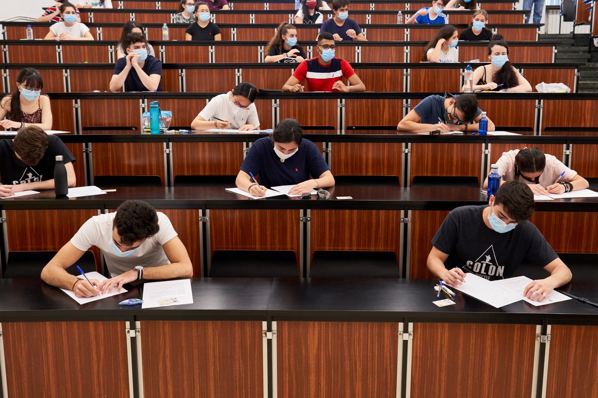 usal's tweet photo. El Servicio de Asuntos Sociales (@sas_usal) de la Universidad de Salamanca está prestando apoyo a 26 estudiantes con necesidades específicas de apoyo educativo durante la #EBAU en los campus de Salamanca, Ávila y sedes de Benavente y Zamora. #PensandoEnTi https://t.co/nMIlBQeq3P