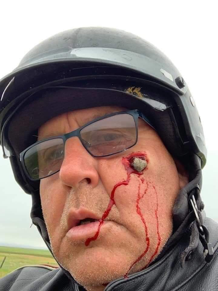 My_CrimeWatch's tweet photo. Batu terpelanting di atas jalanraya. Inilah pentingnya helmet full face. https://t.co/T4m1jSDaYd