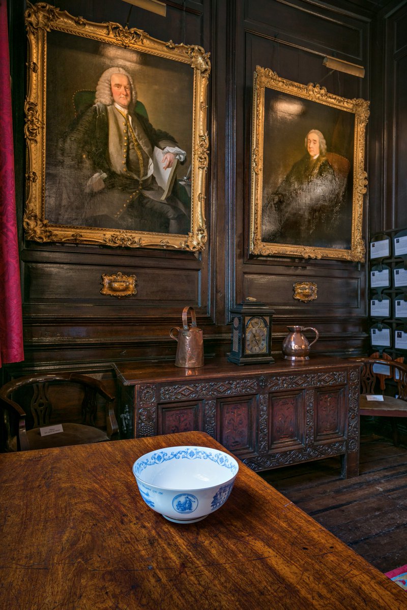 If you go further back in history,  @ApothecariesLDN & its amazing 17th century hall is packed full of  #PharmHist from more than 4 centuries of history &  @FacultyHP runs a programme of lectures, events & courses that explore  #PharmHist themes  https://www.apothecaries.org/history/ 