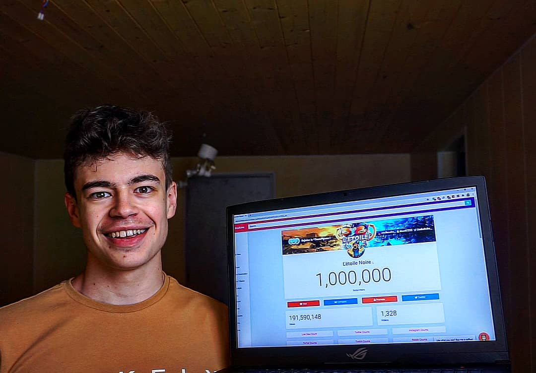 EtoileNoire__'s tweet photo. 1 Million sur la chaine ! 🏆🔥 MERCI ! 🙌 https://t.co/Li6C4C8BuJ