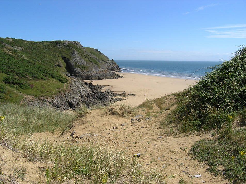 Who wouldn't love #Pobbles? When the tide's in it's a lovely sandy cove. When the tide's out you can walk the full expanse down to Oxwich Point. Great for a picnic, or to give your dog that endless run on the beach!buff.ly/2NOJdzt #visitwales #gowerbeaches #gowerholidays