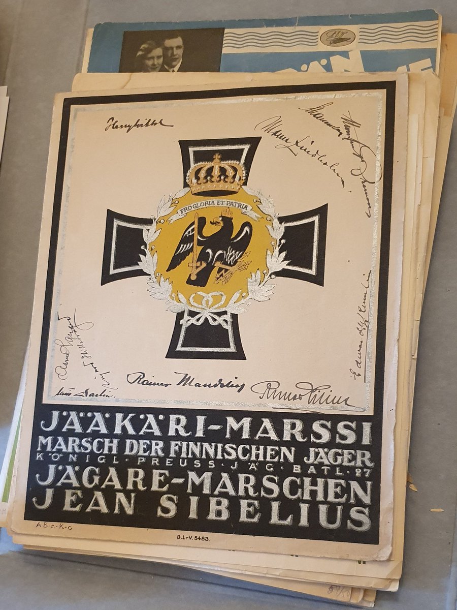 MarkkuMyl's tweet photo. Tuollaisenkin siellä bongasin. Aitoja nimikrjoituksia #jääkärit #nuotit https://t.co/dfW2n3kP79
