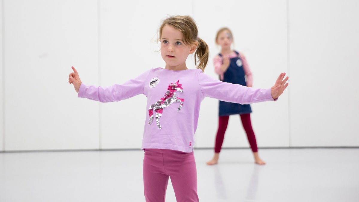 dance_east's tweet photo. Our Creative Dance class for children under 11 years uses easy-to-follow sequences which help to develop control over movement.
#HomeIsWhereTheDanceIs #MoveBeMoved #keepmovingsuffolk #StayInWorkOut #CultureInQuarantine
📸@rcherryphoto https://t.co/Q3Hpmm28Wk