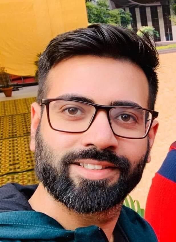 official_aimsa's tweet photo. #RIP_CORONA_WARRIOR🙏
Today just few hours ago INDIA again lost a young Talent.
 
Dr Abhishek Bhayana JR 1st year in MAMC Dental College in oral surgery department died of corona today.

He had chest congestion and breathing problem since last night.

#CoronaWarriors 
#RIP https://t.co/4QSSyMDFSq