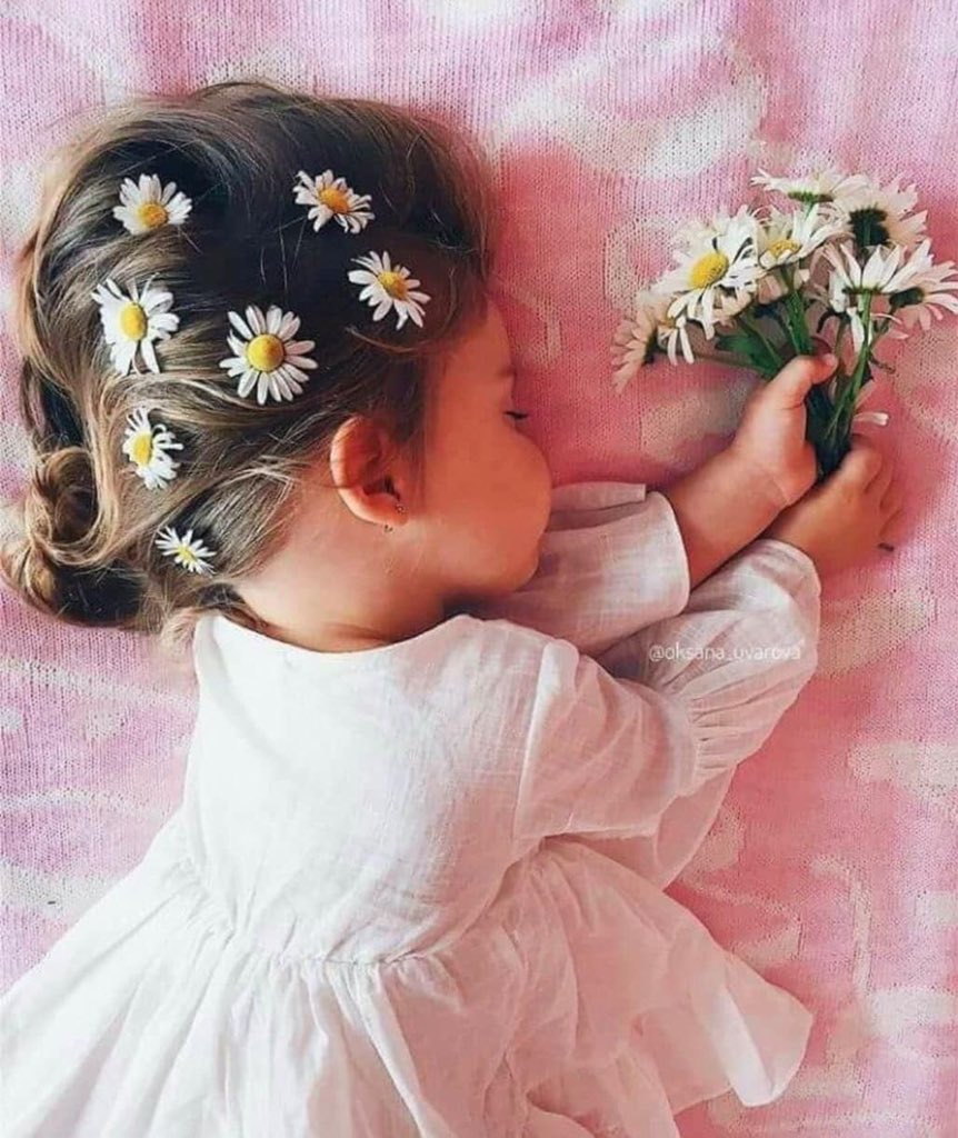A__Z_25's tweet photo. لا تكوني عادية ، كوني بُقعة نور أو قوس قزح أو زهرة ، كوني مُبهجة ، أجعلي من يراكي  يقول "بسببها أتفائل" اتركي ذلك الأثر ،
 أنتِ جميله اشعري بذلك ! 💗 https://t.co/Xp6m9DYgA5