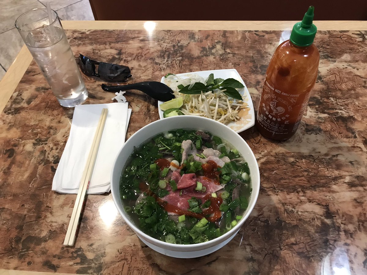 watsonwu's tweet photo. Pho Sho! 😎😋👍🏻
.
#pho #phosoup #vietnamesefoos #soup #noodles #realasianfood #sriracha #spicy #hotsauce https://t.co/oa5xTSGzQ1