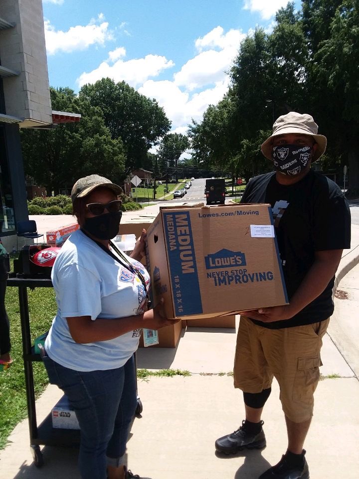 LauraFaulcon's tweet photo. Summer Camp kit distribution day! Special thanks to our volunteers for serving @RPS_Schools students! We will be out again on Tuesday. #wewillnotwait @Tyharri https://t.co/HwdFltHuhB