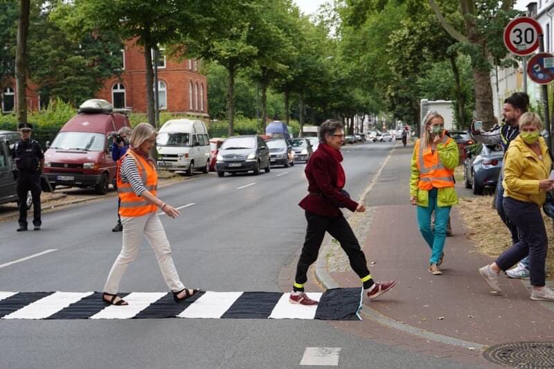 bremenize's tweet photo. Hier fehlt ein Zebrastreifen https://t.co/L9pQxi6MvU https://t.co/qng3vyAtwG