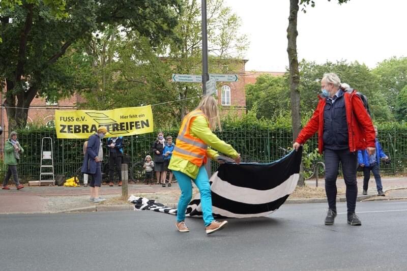 bremenize's tweet photo. Hier fehlt ein Zebrastreifen https://t.co/L9pQxi6MvU https://t.co/qng3vyAtwG