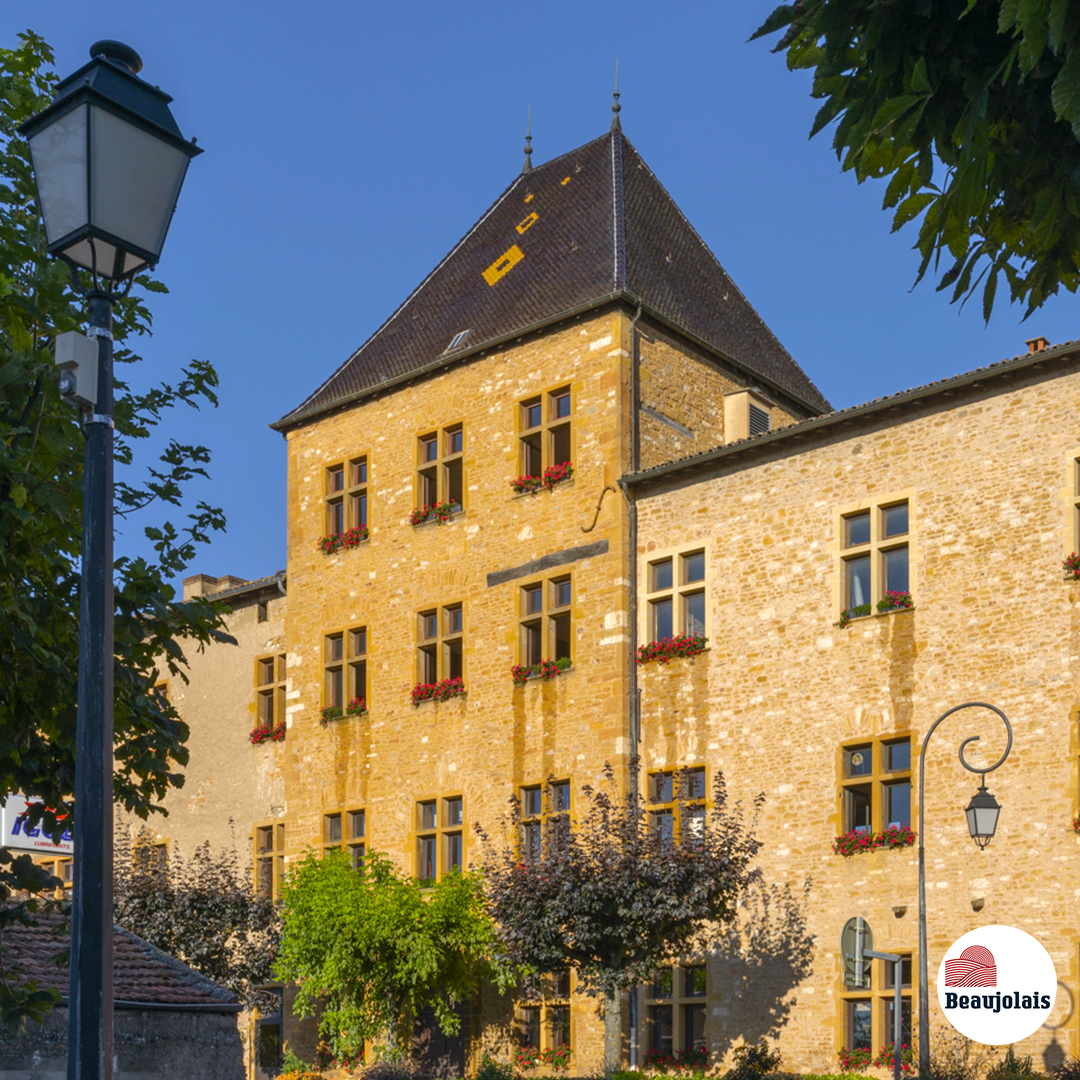 vinsbeaujolais's tweet photo. Dans le village de Charnay, on est accueilli par cette belle bâtisse dont les origines remontent au XVIIe siècle. Le château de la Mansarde est décidément une des plus belles pépites du vignoble des Pierres Dorées ! ✨😍🍇
#Beaujolais #Vinsdubeaujolais
📸Denis Laveur https://t.co/BJ8SGY0qNi