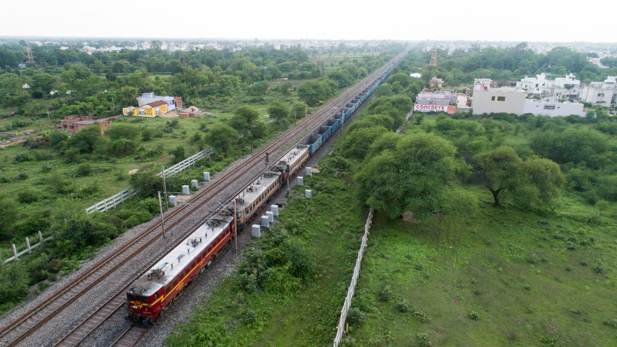 PiyushGoyal's tweet photo. शेषनाग Running on Track: Boosting freight transportation, Railways has run 251 wagons with 4 trains combined together, totalling to 2.8 km, between Nagpur &amp; Korba. https://t.co/UYrau3pfbi