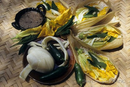 "Hemos abandonado nuestra dieta tradicional de tortillas, frijoles, salsas de chiles, verduras, cocimiento al vapor y cocimiento al comal, además de aguas de frutas, para cambiarla por refrescos y comida chatarra..."

#SinMaízNoHayPaís 🌽

ow.ly/PkQu50AobBe