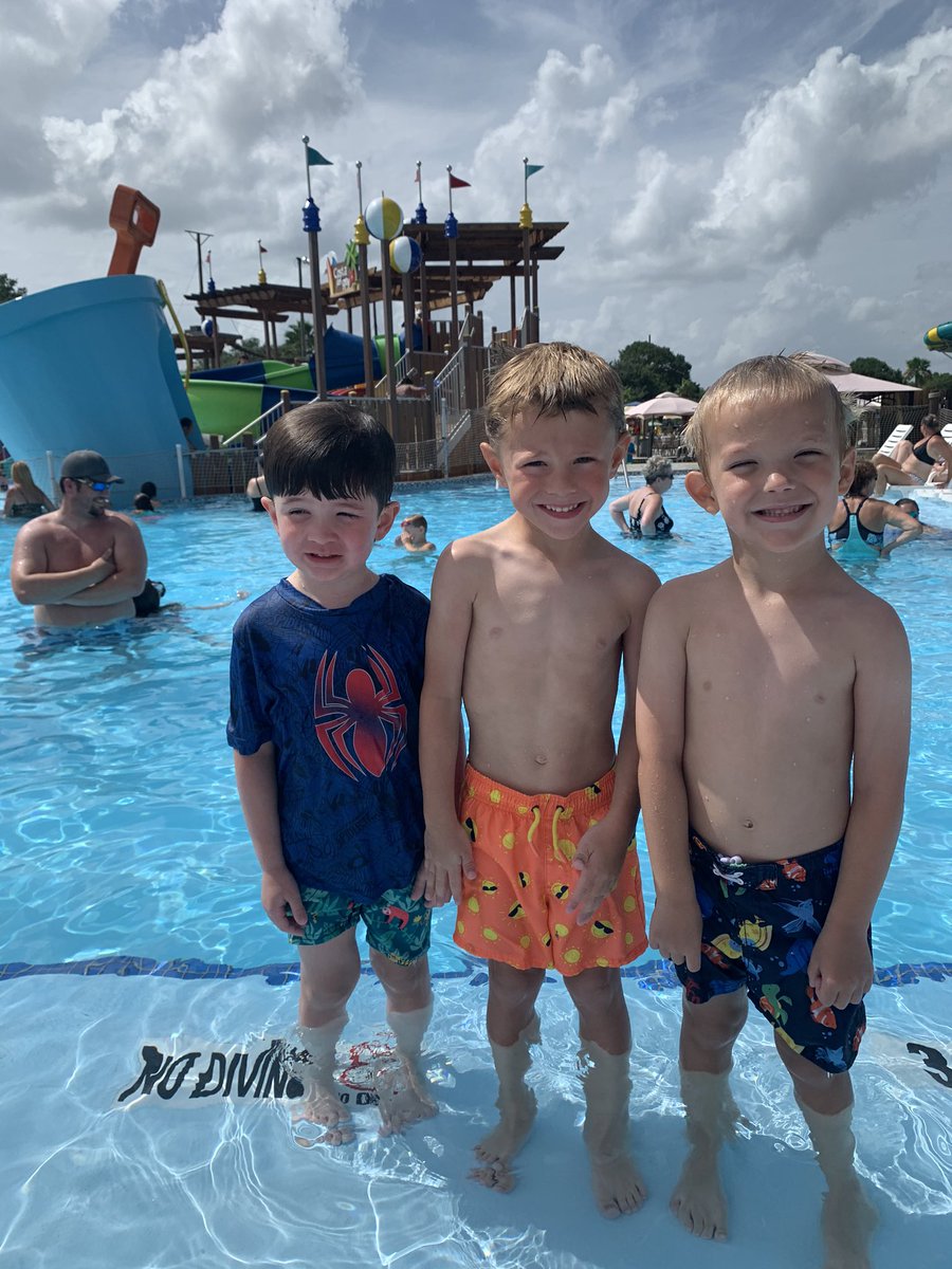 CandraMaly's tweet photo. We 💙 #Splashway @TeachLancaster @CoachLanny40 @RossDodson18 https://t.co/OYC7oaBh6J