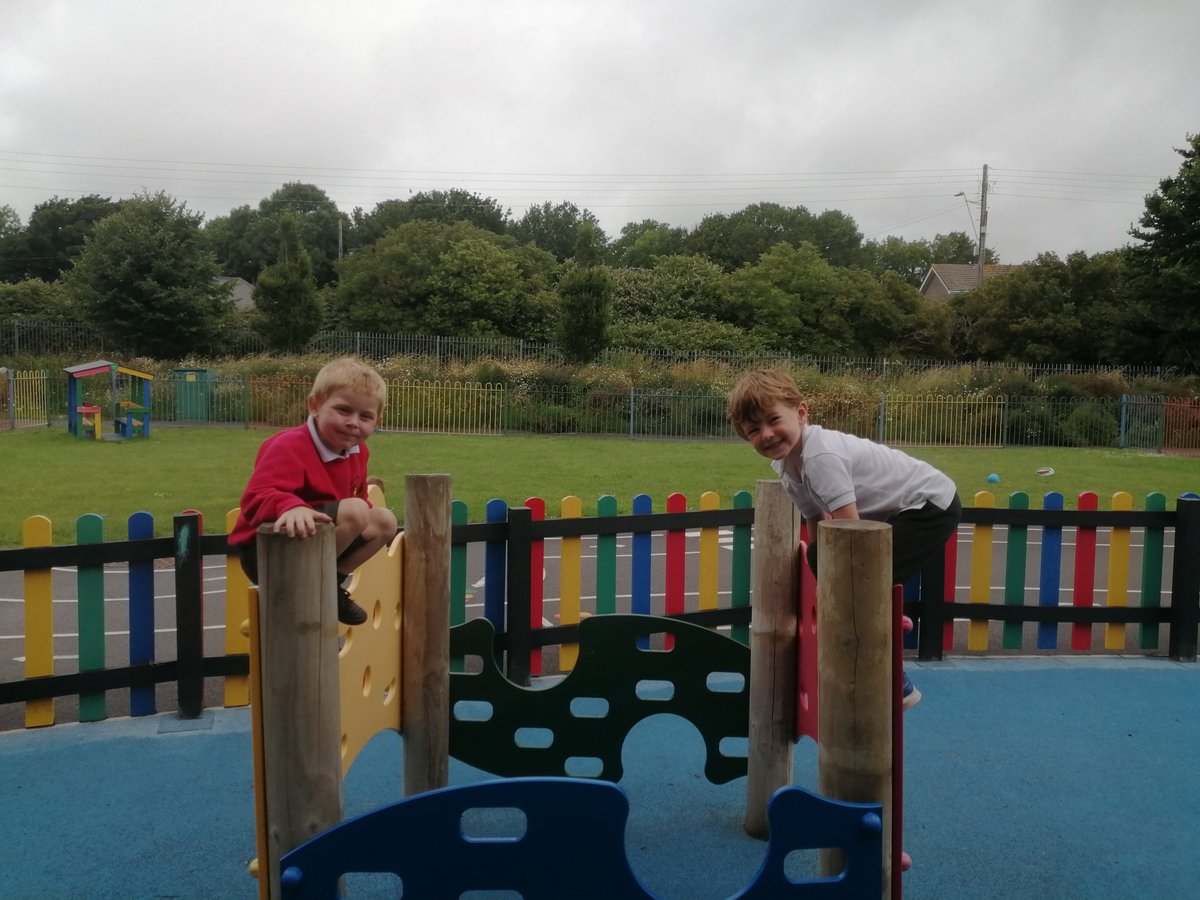 MissRSPhillips's tweet photo. Dydd iau. Pawb yn wen o glust i glust. Thursday everyone was smiling from ear to ear. 😁🌈 https://t.co/SraS02hebl
