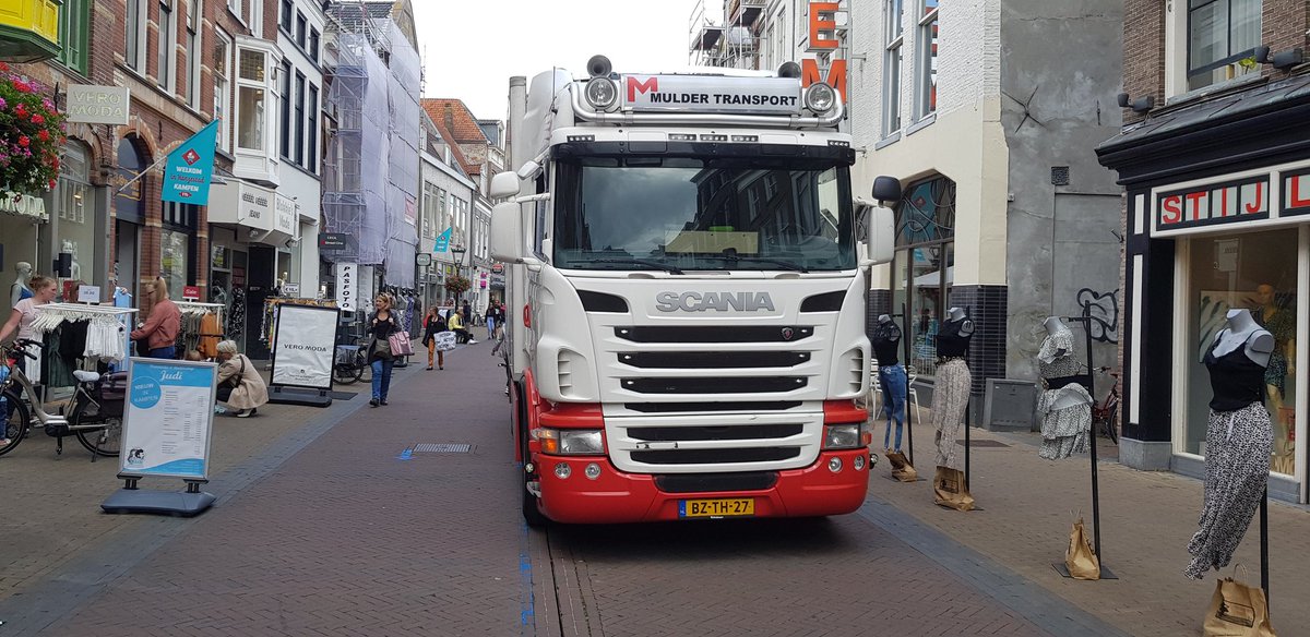 Lekker druk op de Oudestraat vanmiddag, maar helaas ook met een vrachtwagen