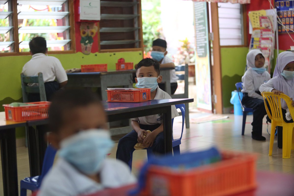 PulauManisNews's tweet photo. Wajah-wajah gembira anak-anak ke Pra Sekolah Kebangsaan Serada @twt_terengganu yang telah bermula semalam. Turut hadir menyambut murid-murid adalah Guru Besar Cikgu Mohd Sulaiman yang turut berkongsi kegembiraan melihat ibu bapa melatih anak-anak menjaga SOP PKP untuk ke sekolah. https://t.co/GDLDwwo18j