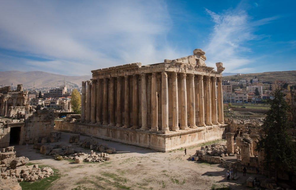 4000 years old Temple in Lebanon was built by Tamil Hindu kings !! Mentioned in  @SadhguruJV's ebookBharata : The Rhythm of a NationChildren in Lebanon study that Indian labor, elephants, sculptors and yogis constructed this massive templeStones weighing 300 tons...1/n