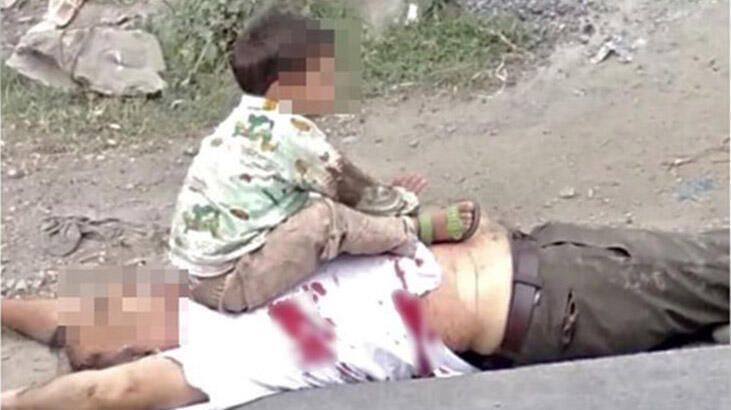 Dünya bu fotoğrafı konuşuyor...

Keşmir'de güvenlik güçleri ile militanlar arasındaki çatışmada ölen büyükbabasının üzerine oturmuş ağlayan bu 3 yaşındaki çocuğun fotoğrafı dünya çapında infial yarattı buff.ly/2ZudCsa