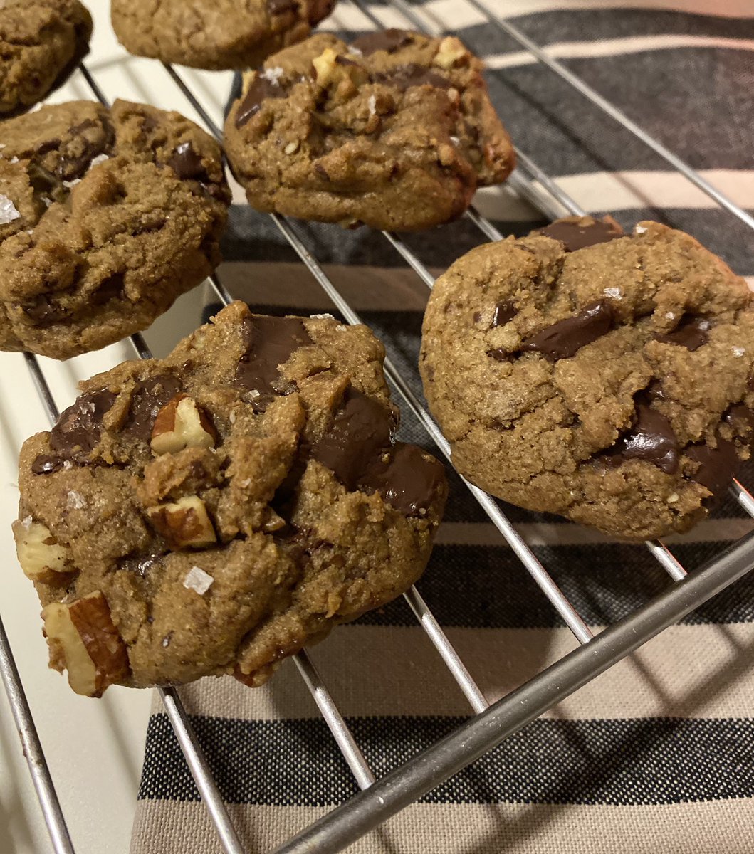 طعم البراون بتر عامل عمايله بالكوكيز ♥️ 
ألذ وصفة كوكيز جربتها بحياتي. 
#كوكيز_خلود_عولقي