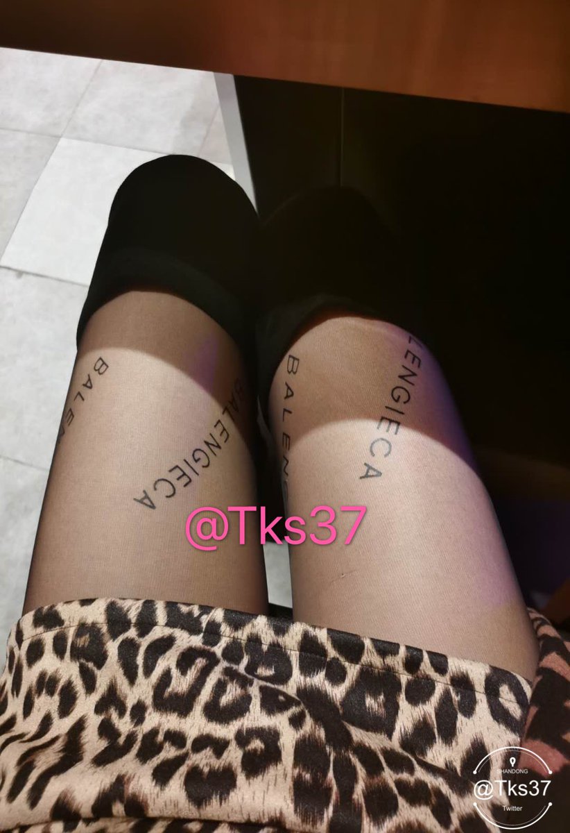 如果是丝袜和高跟鞋，男人们会上下打量，如果是过膝靴和短裙，男人们眼睛就不会动了，对吗？#过膝靴 #丝袜 #超短裙 #绝对领域 这两个，你们喜欢哪张呢？ https://t.co/fo8b6NO5zj