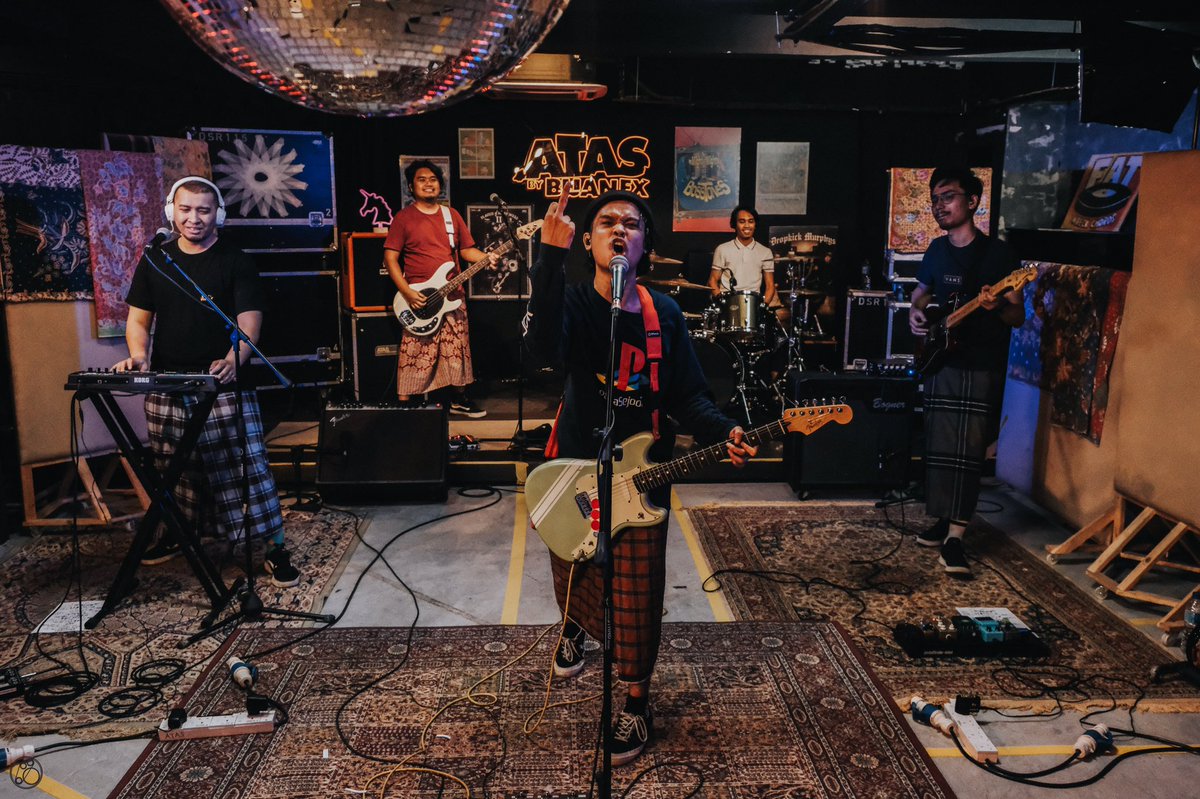 hacktickmusic's tweet photo. #gigATAStalian was so much fun! Thank you everyone who joined the gig, and tahniah kepada semua pemenang giveaway! We’d also like to thank our heroes Ebi &amp; Nas, and the brilliant collaborative team of @ATASbyBijanFx, The Rock Show, &amp; @rojaksession that made the show possible! https://t.co/Hpsy1vXCNH