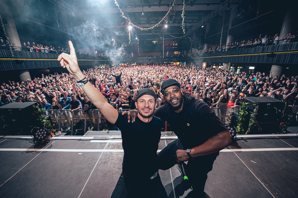 Our live music industry is in real trouble. Thousands of people behind the scenes have been massively affected. The Government need to step up, help them and our industry to keep it alive. 
Spread the word. Post pic of last show you went to with #letthemusicplay This was mine🙏